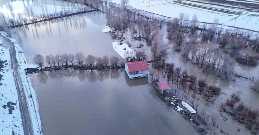 Eriyen kar suları taşkınlara sebep oldu, evler ve yollar sular altına kaldı