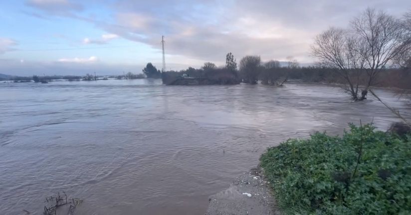 Sarıçay taştı, Bağarası’nda tarım arazileri sular altında
