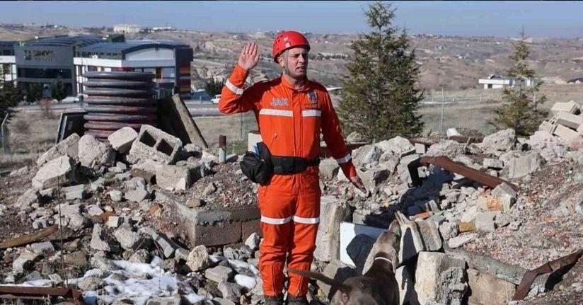 JAKEM’de deprem sonrası umut arayan patiler