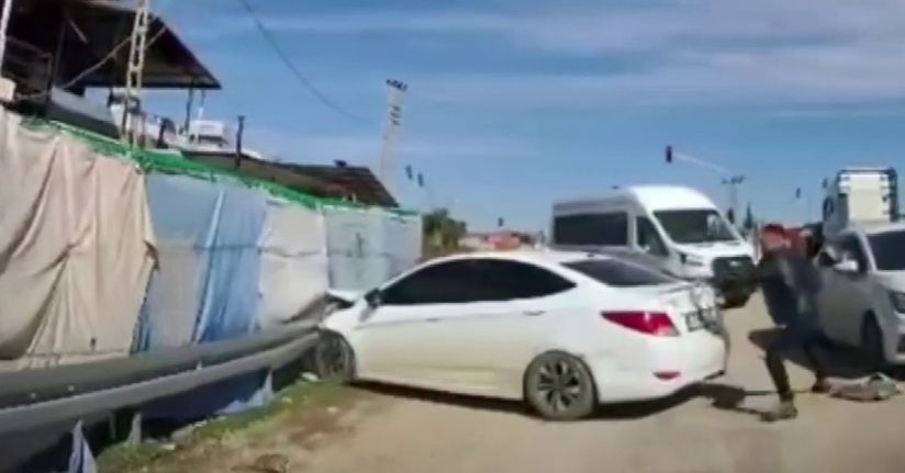 Polisten kaçan insan tacirinin kaza yaptığı operasyonda 10 göçmen yakalandı