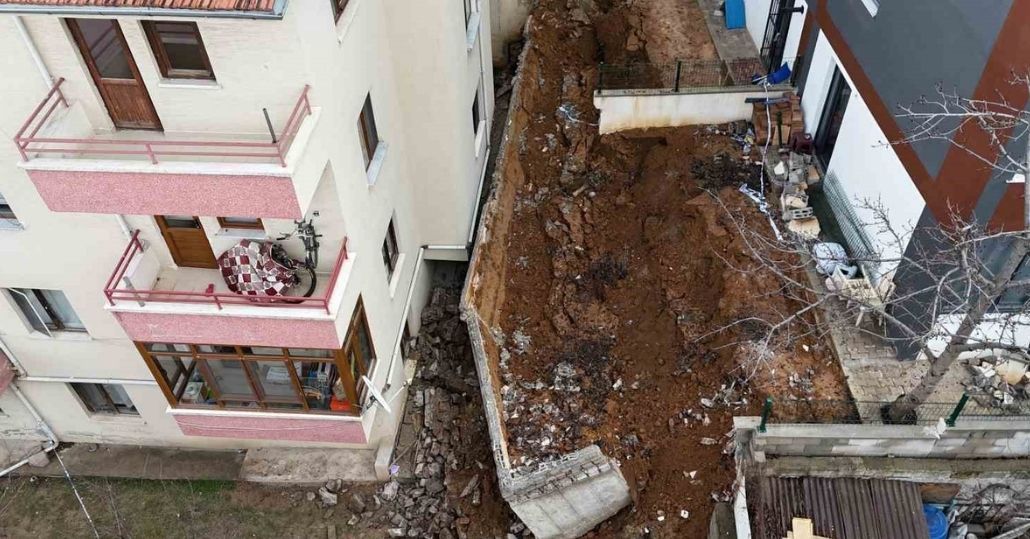 Ankara’da istinat duvarı yıkıldı: 5 apartman boşaltıldı