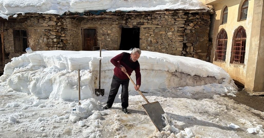Van'da 106 yerleşim yeri ulaşıma kapandı; Bahçesaray'da kar kalınlığı 1 metreyi aştı 