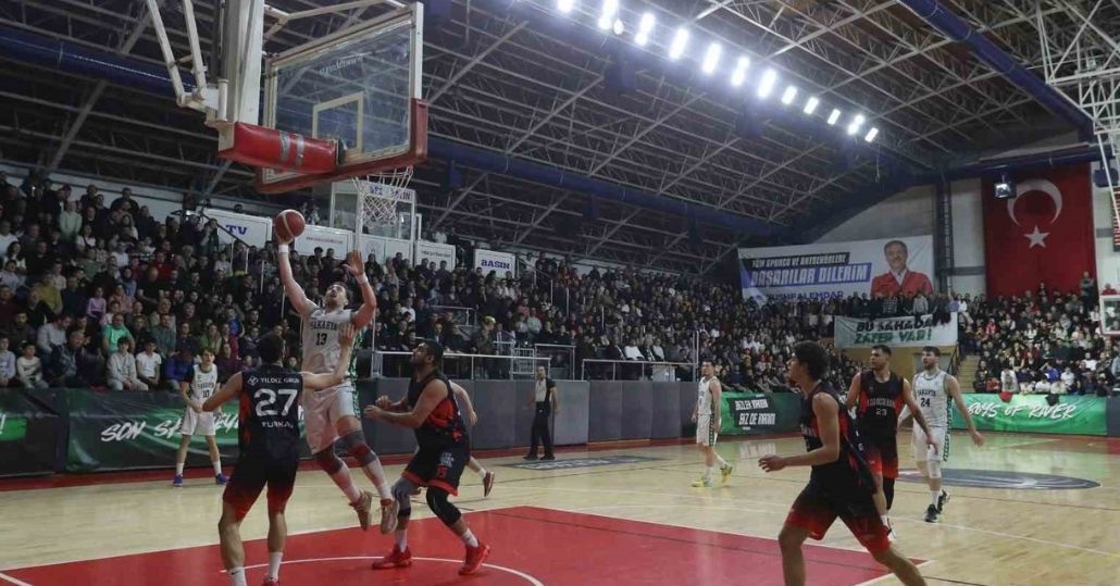 Sakarya Büyükşehir Basketbol liderliğini sürdürdü