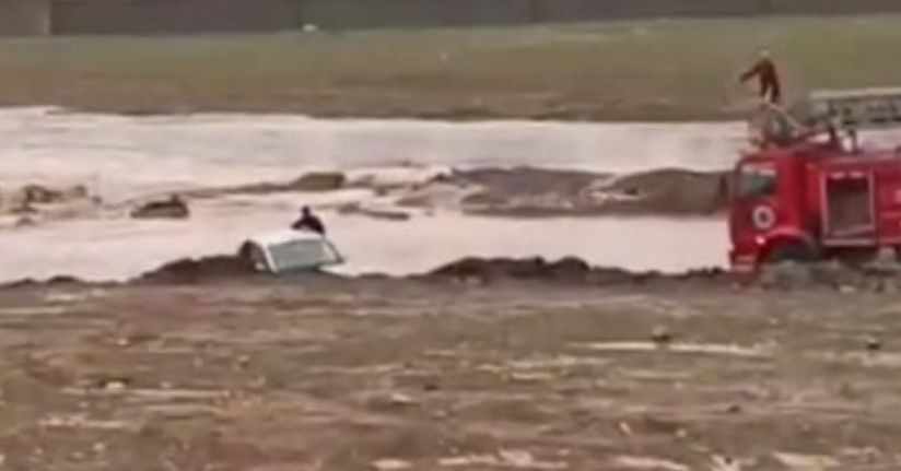 Sağanak sonrası oluşan gölette mahsur kalan 2 kişi kurtarıldı