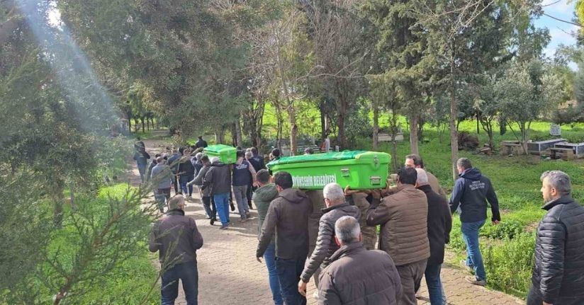 Hatay’da su dolu temelin içindeki toplarını almak isterken düşüp ölen 2 kardeş yan yana defnedildi
