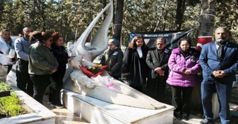 Özgecan Aslan, mezarı başında anıldı