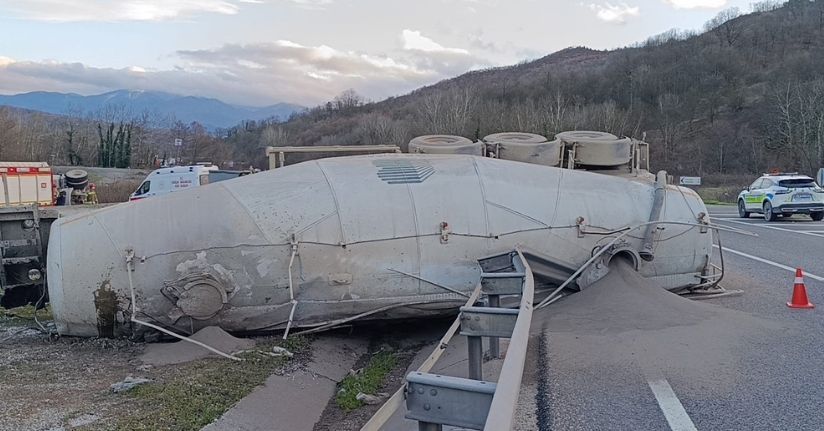 Kontrolden çıkan beton tankeri devrildi : Sürücü ağır yaralı
