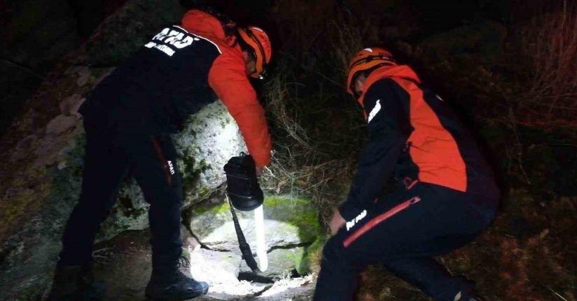 Define bulmak için girdikleri sarnıçta mahsur kalan 3 kişi, 4 saatte kurtarıldı