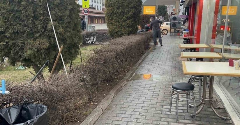 Yan bakma kavgasında biri ağır 2 kişi bıçaklanarak yaralandı