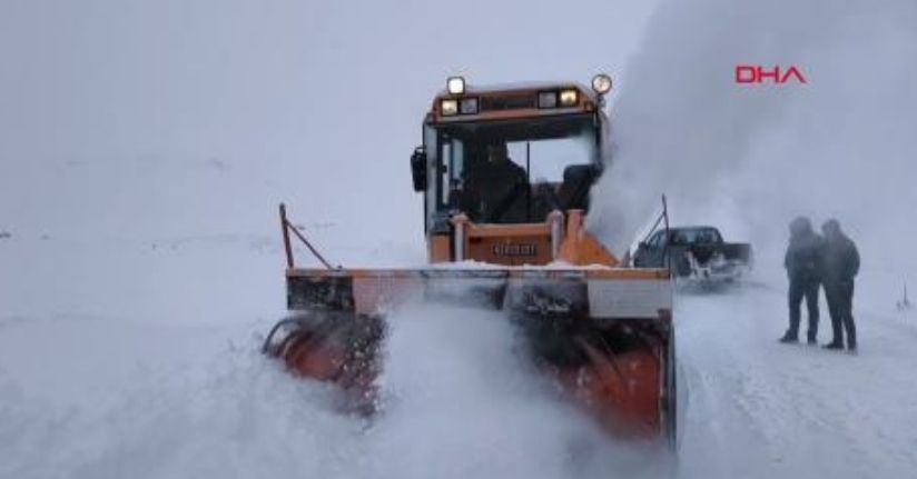 Kars'ta 4 metreyi bulan karla mücadeleKars'ta 4 metreyi bulan karla mücadele