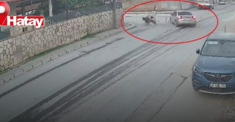 Otomobille çarpışan motosiklet sürücüsünün metrelerce havaya savrulduğu anlar kamerada