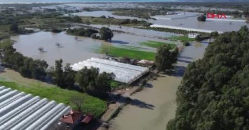  Kaş'ta seraları su bastı