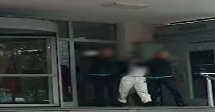 Boşanma aşamasındaki eşini defalarca bıçaklayıp, sonra babasını aramış