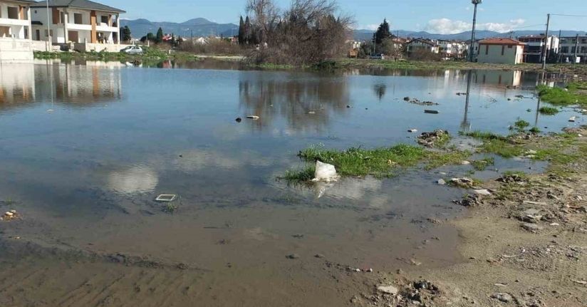 Kanalizasyon şebekesi çöktü inşaatlar su içinde kaldı