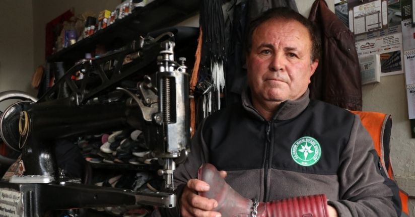4 kızını zorlukla okutan ayakkabı tamircisi, üniversitedeki kız öğrencilerden ücret almıyor4 kızını zorlukla okutan ayakkabı tamircisi, üniversitedeki kız öğrencilerden ücret almıyor