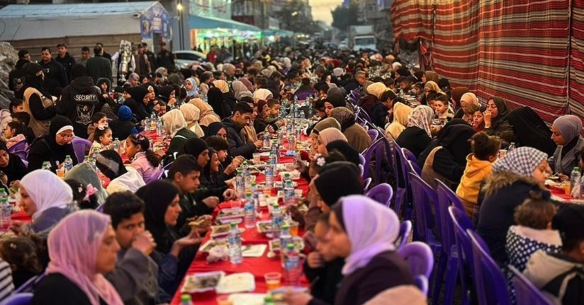 Türk Kızılay Gazze’deki Filistinliler için sokak iftarı düzenledi