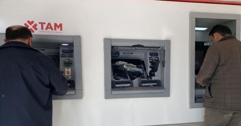 Para çekemediği ATM'yi balyozla parçaladı