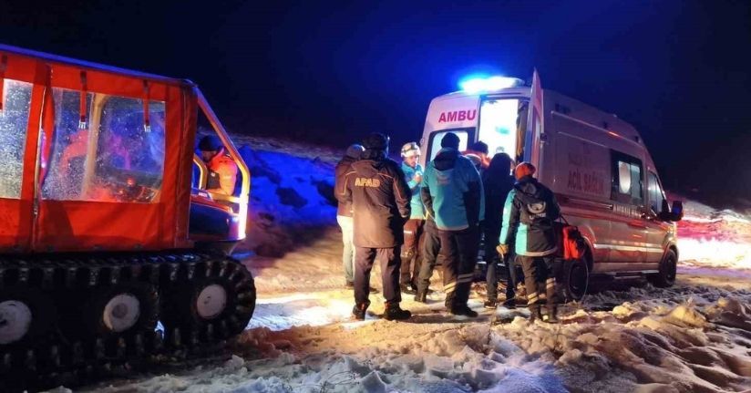 Mahsur kalarak donma tehlikesi geçiren 3 işçiyi ekipler kurtardı