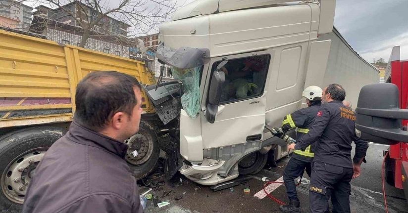 Rize’de arıza yaptığı için park halinde olan tıra başka bir tır çarptı: 1’i ağır 4 yaralı