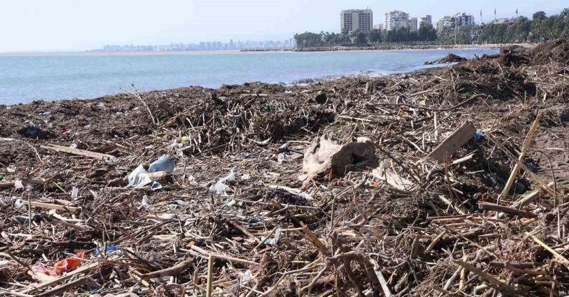 Mersin sahillerinde selin denize taşıdığı balçıklar temizleniyor