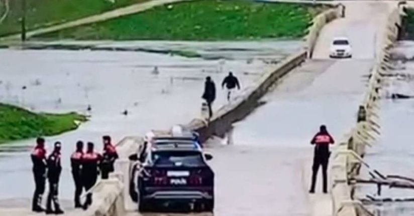 Polisi göre göre tehlikeli köprüden geçtiler: Suya düşme tehlikesi atlattılar