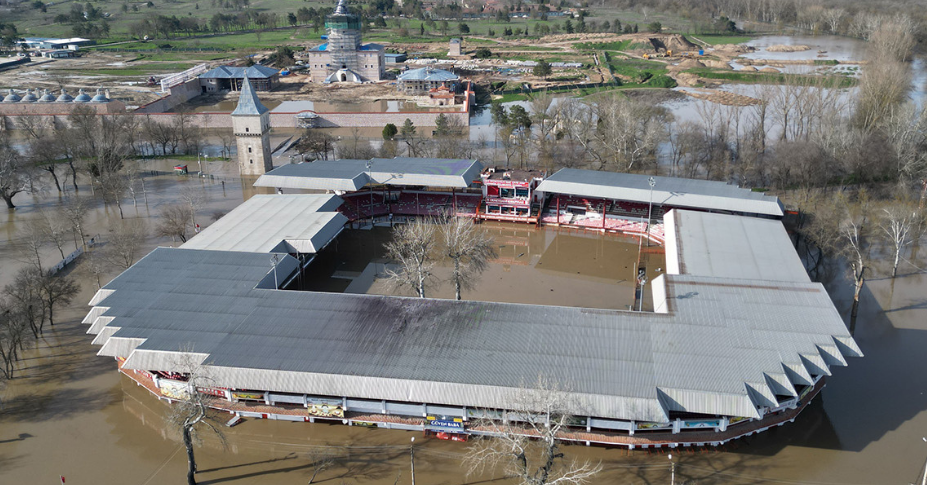Sular altında kalan Sarayiçi güreş alanında su seviyesi düşüyor
