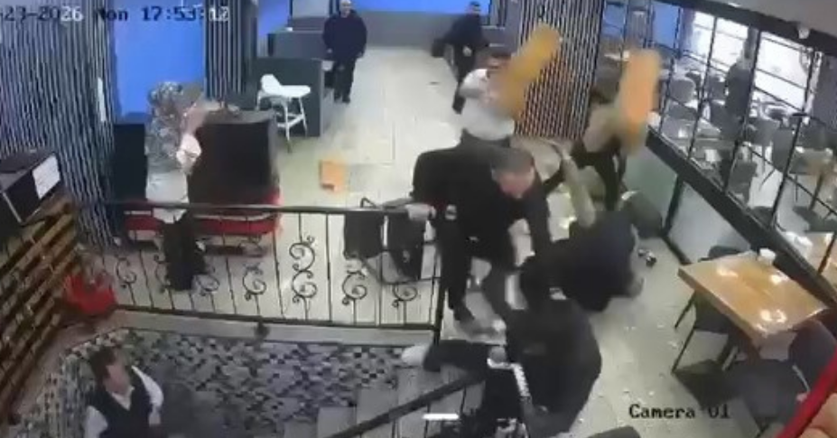Kafede çıkan kavgada ortalık savaş alanına döndü: 100 bin liralık hasar