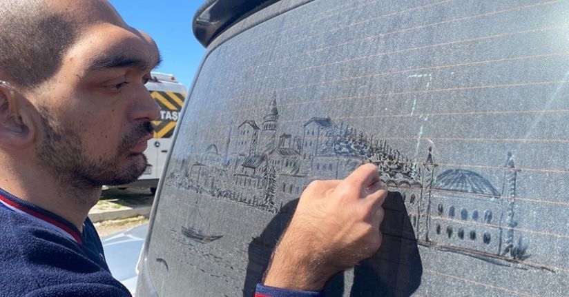 Tozlu araç görünce dayanamıyor, camları sanat eserine dönüştürüyor
