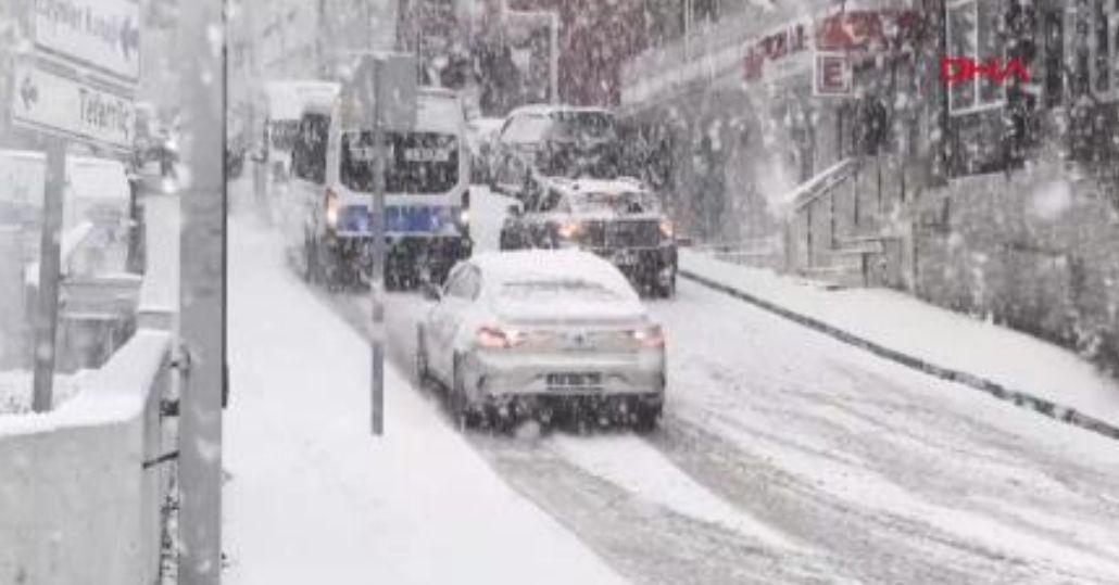Bursa'da yoğun kar yağışı; araçlar yolda kaldı