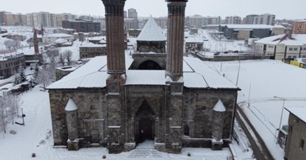 Erzurum kara teslim; yollar kapandı