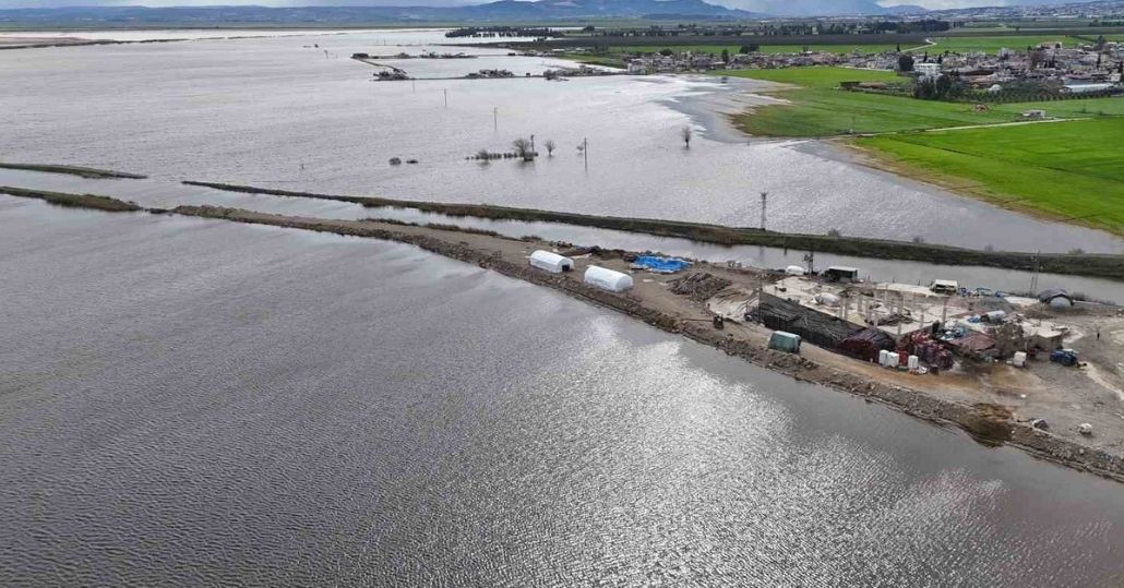 Günlerdir devam eden yağışlı havayla Amik Ovasında binlerce dönüm tarım arazisi sular altında kaldı