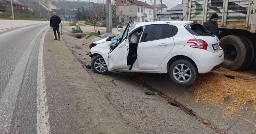 Bilecik’te direksiyon hakimiyetini kaybeden otomobil park halindeki tıra çarptıBilecik’te direksiyon hakimiyetini kaybeden otomobil park halindeki tıra çarptı