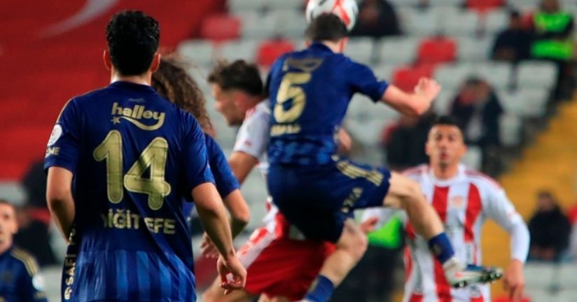 Fenerbahçe'nin zirve yarışında kan kaybı sürüyor