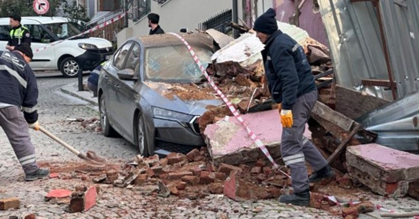 Beşiktaş’ta metruk bina park halindeki aracın üzerine çöktüBeşiktaş’ta metruk bina park halindeki aracın üzerine çöktü