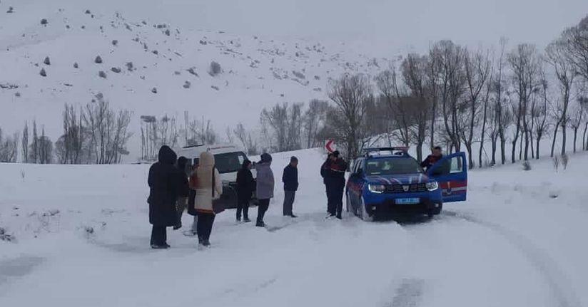 Kar yolları kapattı, öğretmenler yolda kaldı