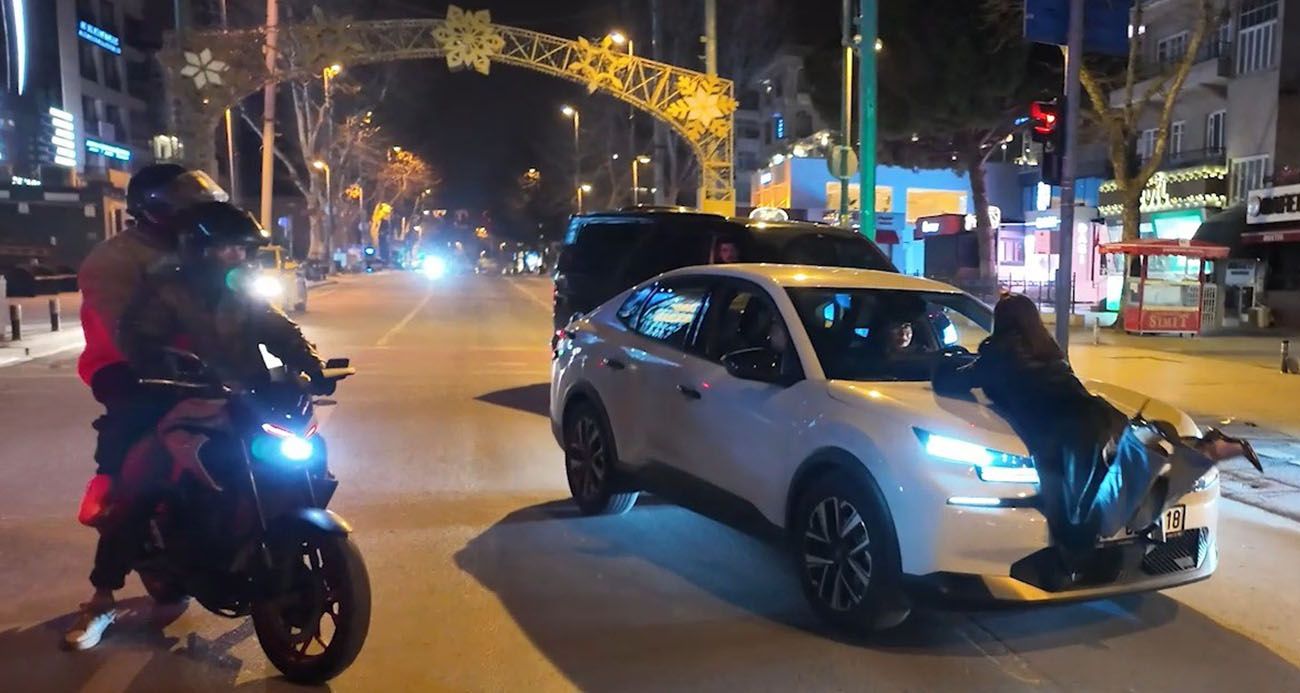 Polis uygulamasında ilginç anlar: Alkollü yolcu çakar iddiasıyla aracın önüne atladı