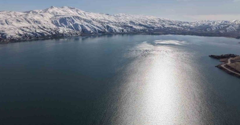 Kar, güneş ve maviliğin buluştuğu Hazar Gölü mest etti