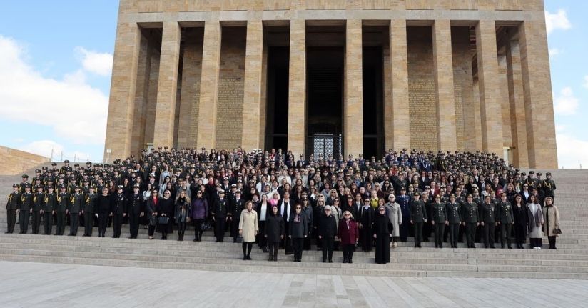 Bakan Güler'in eşi Demet Güler, kadın subaylarla Anıtkabir'i ziyaret etti