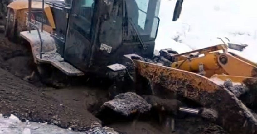 Bitlis’te köy yolunu açmaya giden iş makinesi çamura saplandı