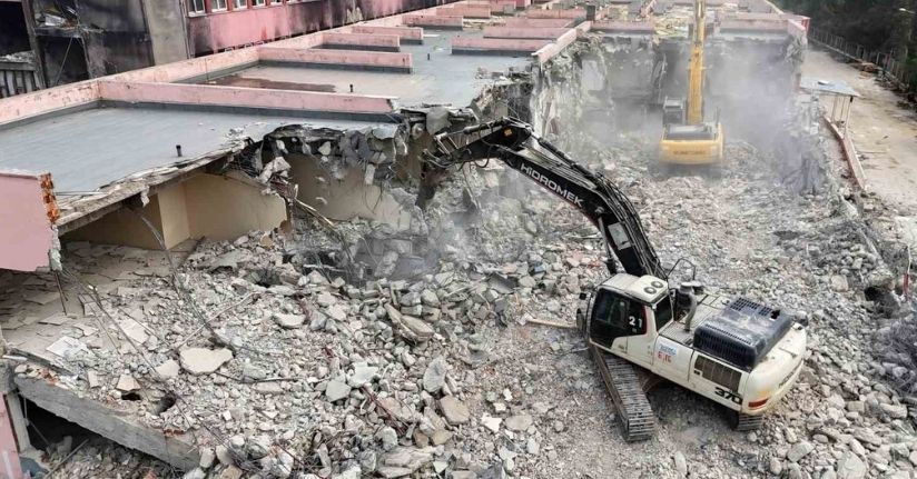 Yangında kullanılamaz hale gelen hastane, 3 yılın ardından yıkılmaya başlandı