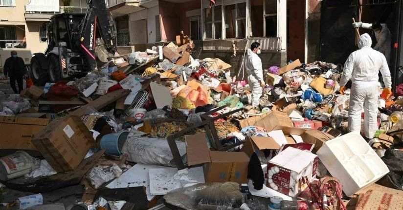 Karabağlar’da çöp evden 12 kamyon atık çıkarıldı