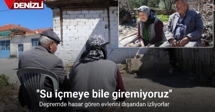 Depremde hasar gören evlerini dışarıdan izliyorlar