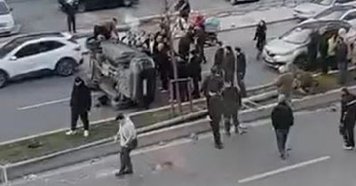 Beylikdüzü’nde direğe çarpan araç takla attı