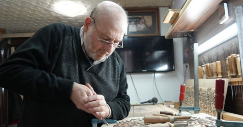Ailesinin asırlık sanatını evinin kilerinde yaşatıyor