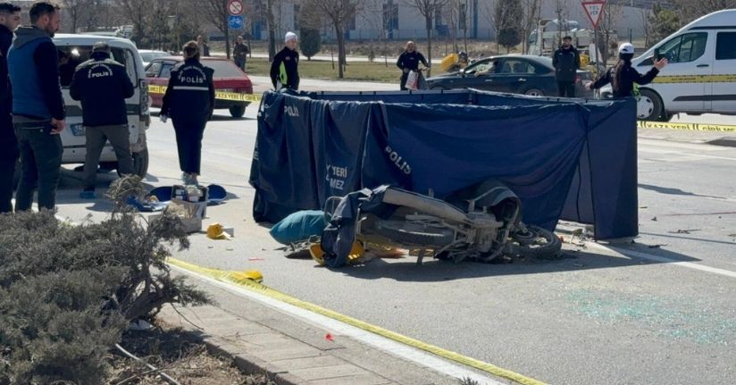 Motosikletiyle hafif ticari araca çarpan kurye öldü