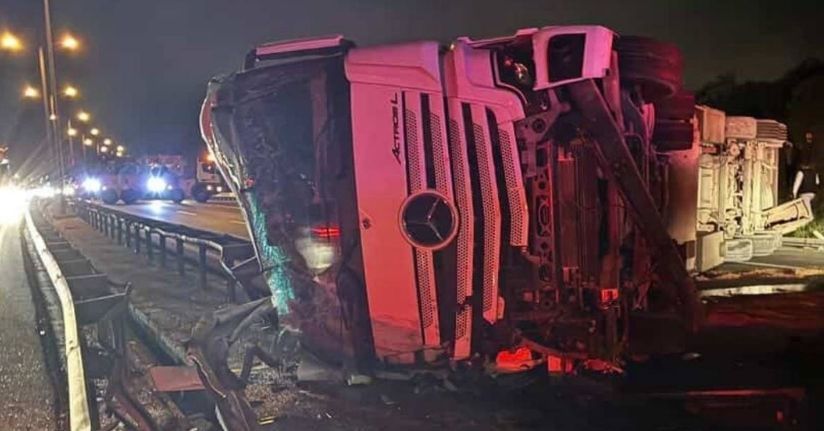 Büyükçekmece TEM Otoyolu’nda tır devrildi: Kilometrelerce trafik oluştu