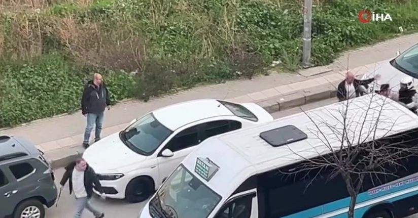 Otomobil sürücüsü motosikletliye copla saldırdı