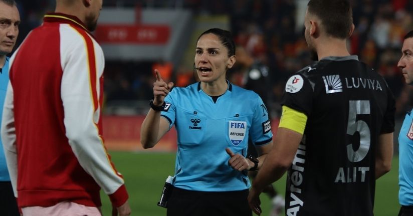 Süper Lig’de 22 yıl sonra kadın hakem düdük çaldı