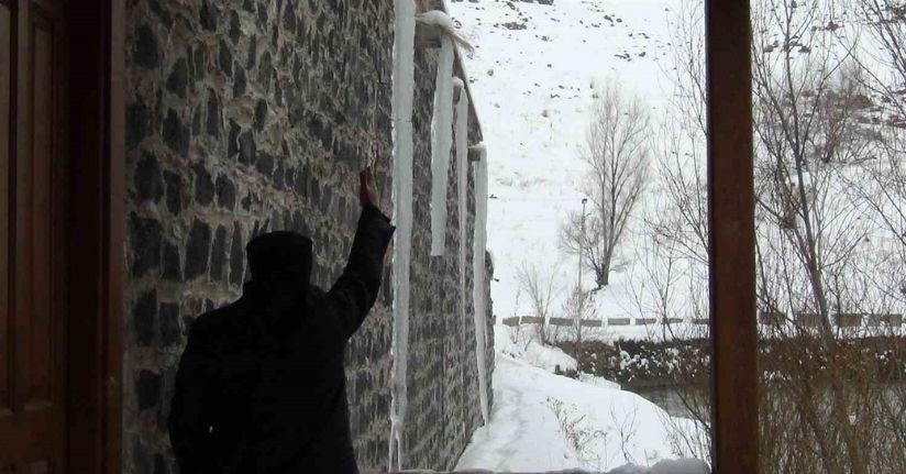 Kars eksi 15’i gördü: Çatılarda 3 metrelik buz sarkıtları oluştu