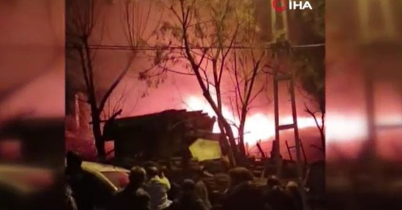 Tuzla’da korkutan yangın: İki gecekondu alevlere teslim oldu